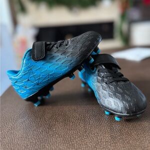 Deja Tu Huella Little Boys Blue Soccer Shoes